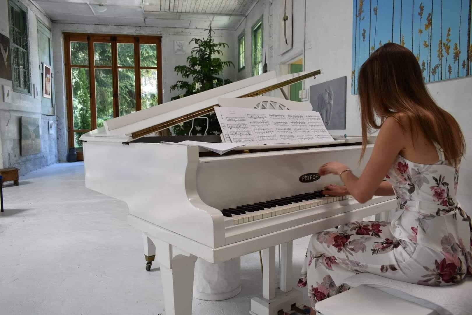 Kinga Krupa Pianist Queenstown